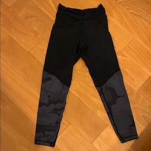 Carbon38 Echo Leggings in Black Camo